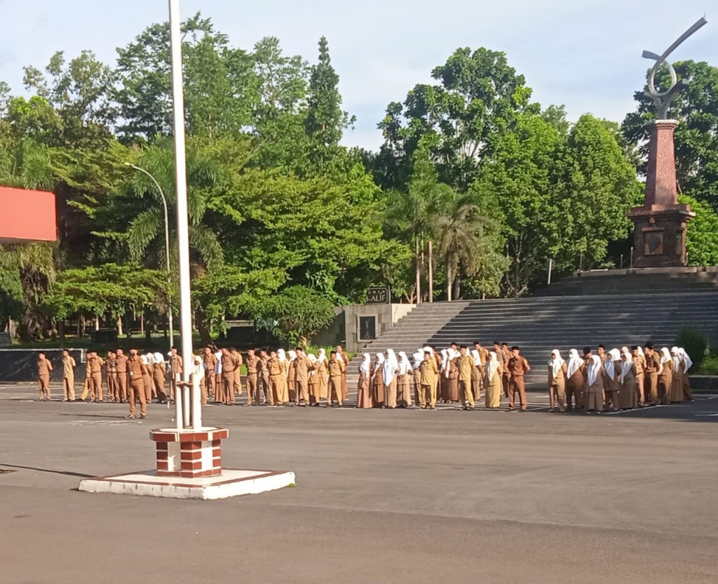 Sekda Dr Moh Zen memimpil pelaksanaan apel pagi di halaman parkir komplek perkantoran sekretariat daerah Bojongkoneng Singaparna.